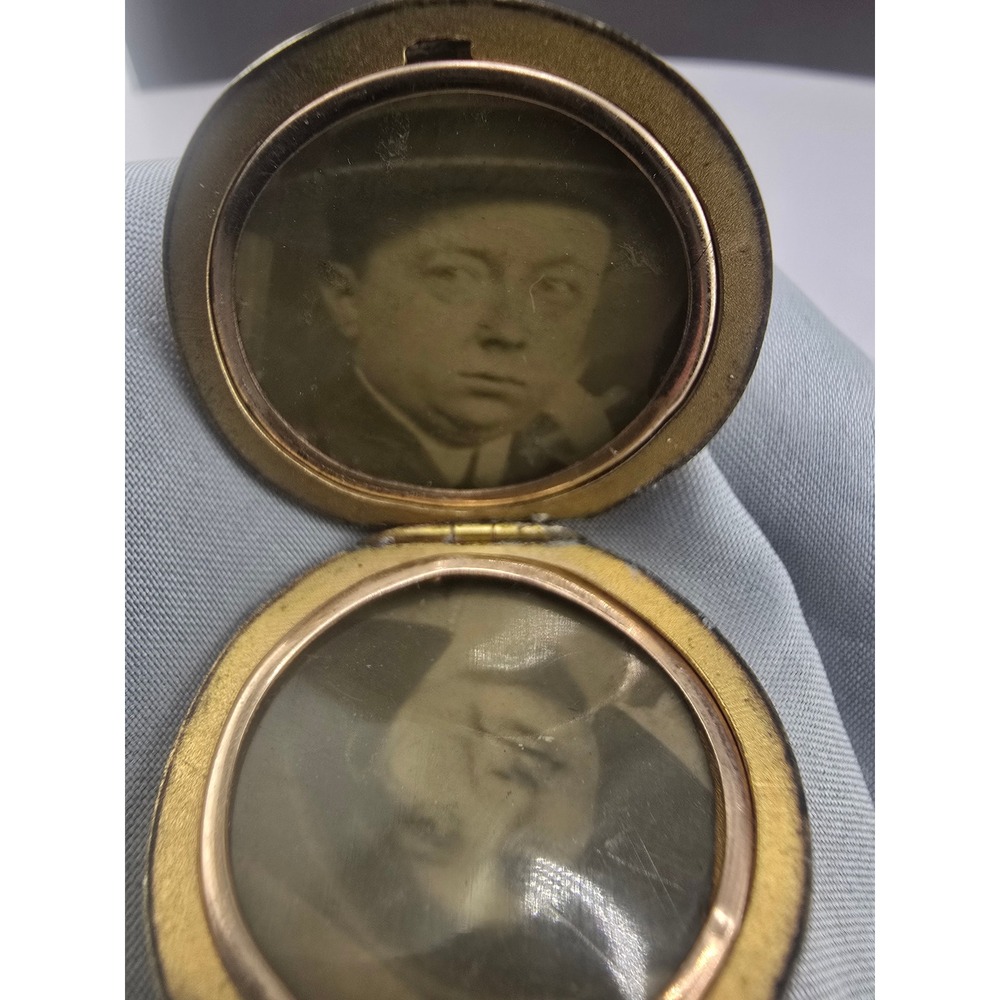 Vintage Estate Locket Gold Tone Round Smooth Photo Pendant 1in